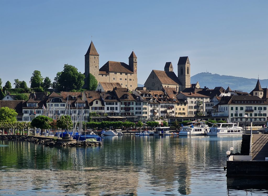L'église et le château à Rapperswill vus du lac de Zurich (partie sud)