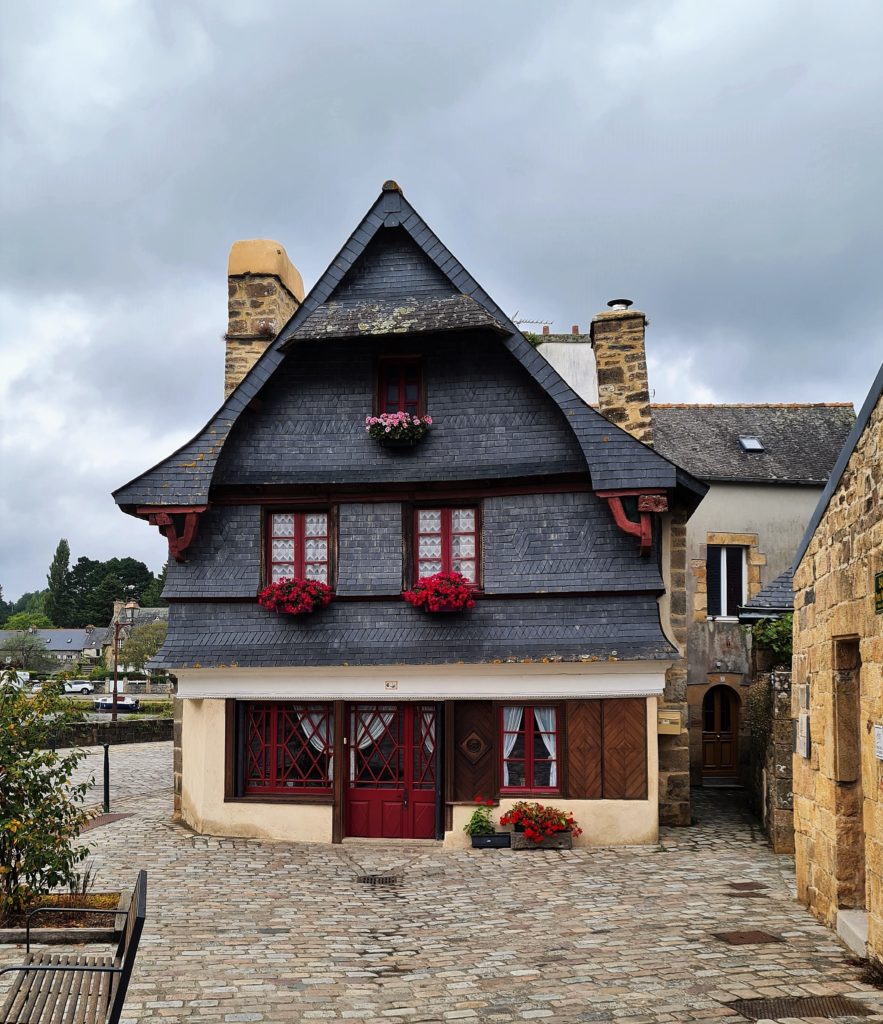 Maison typique au Faou, village après Plougastel, Daoulas et Hôpital Camfrout.