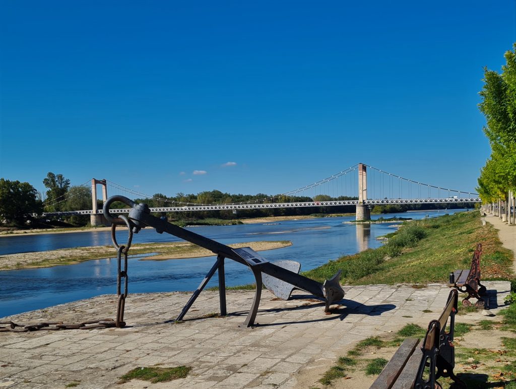 Vue sur la Loire et le pont sur la Loire à Cosne sur Loire