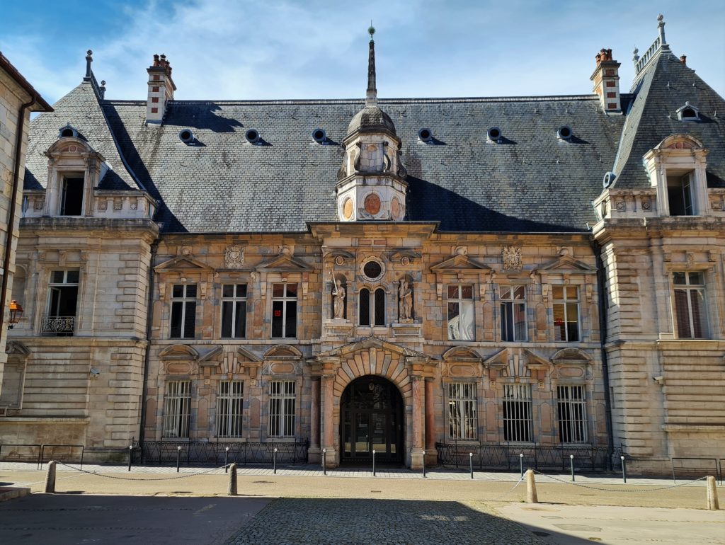 L'hôtel de ville à Besançon, ville de naissance de Victor Hugo et des frères Lumières.