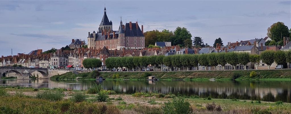 Ville de Gien : le château et la Loire). Vue de la rive gauche