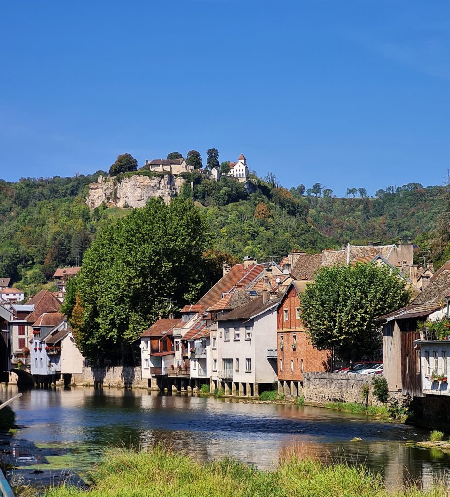 Le village d'Ornans sur la Loue. Le village est le lieu de naissance de Gustave Courbet.
