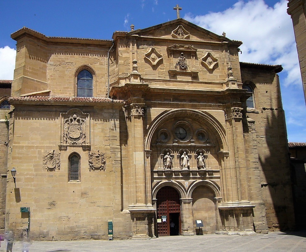San Dominguo de la Calzada : le parador et la belle façade Renaissance de la cathédrale.