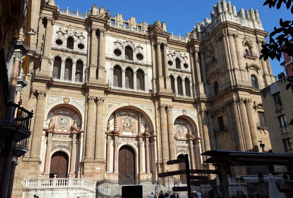 Malaga, le port, l’imposante et très belle cathédrale (orgues baroques), la forteresse (l’Alcazaba), le palais épiscopal.