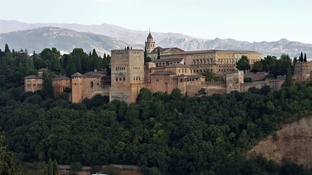 Grenade est bâtie sur trois collines : l’Albayzin, le Sacramonte et l’Alhambra. Le marché de l’Alcaicera