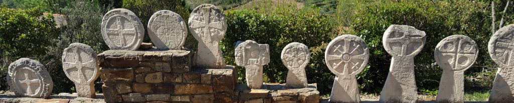 Dans le cimetière d’Usclas du Bosc on peut voir de très originales stèles discoïdales du XVème.