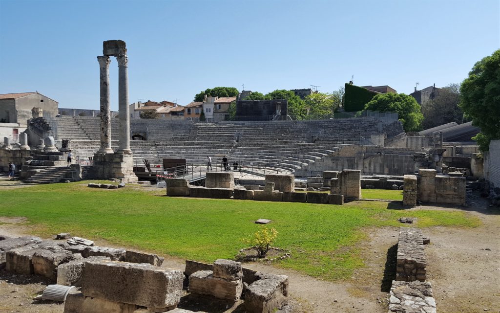 Le théâtre romain d'Arles. La ville d'Arles est située sur le GR 653. A Arles, voir également, les arènes, l'église St Trophime, les Alyscamps.