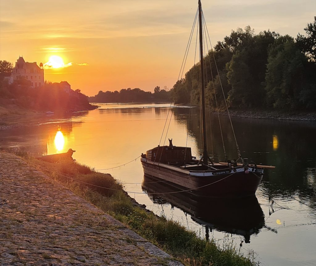 Vue sur la Loire à Chalonnes sur Loire lors d'un coucher de soleil un 21 juin.