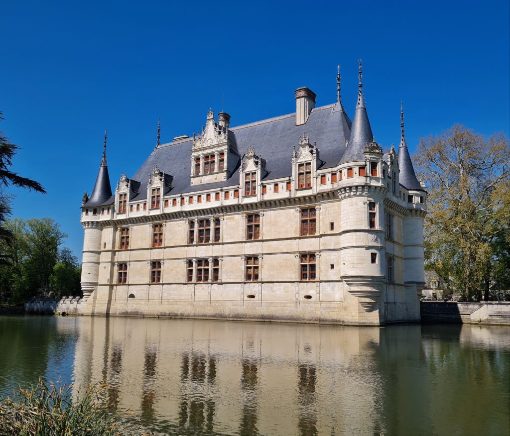 Le châteaud'Azay le Rideau. Le premier château construit par le seigneur Ridel. Le château actuel a été construit au début du XVème, par le maire de Tours alors trésorier du roi François Ier.