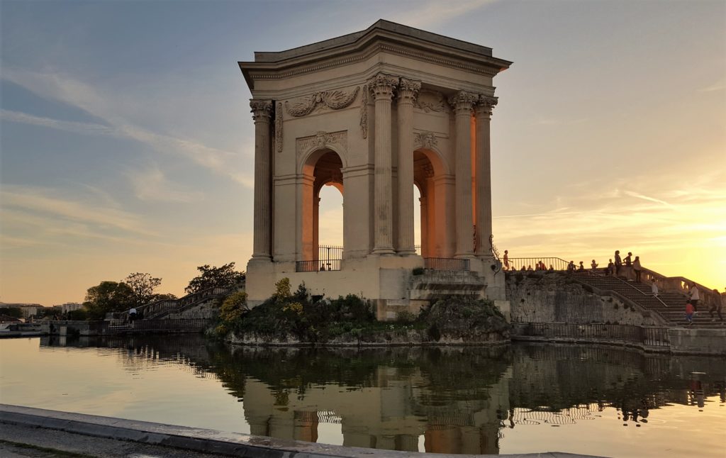 A Montpellier, la place du Peyrou sur laquelle a été installée une statue de Louis XIV a été aménagée au XVIIIème avec à l’ouest un château d’eau  