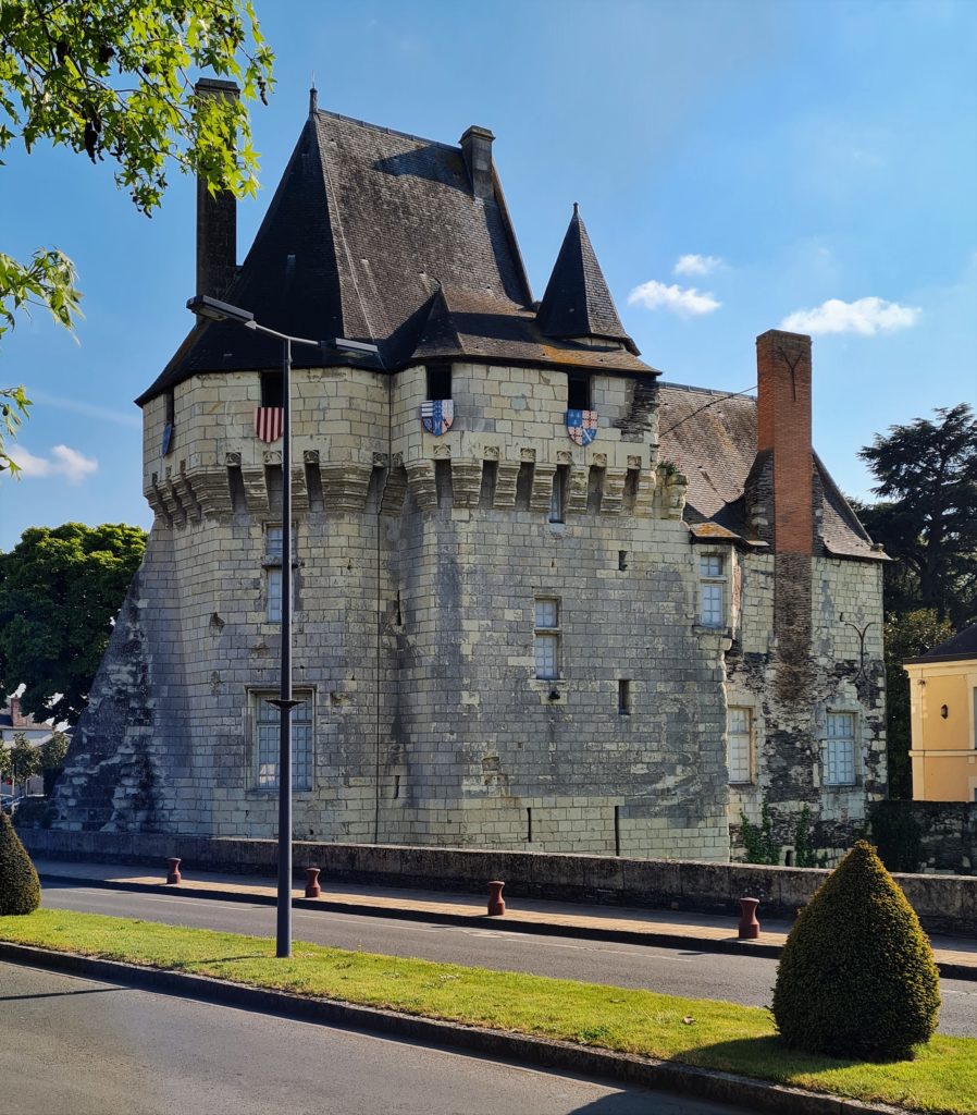 Un donjon à l'entrée d'Angers après la traversée de la rivière le Louet.