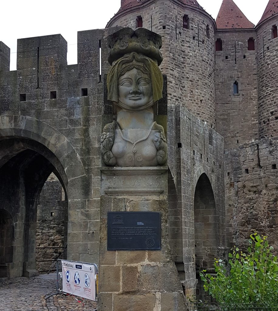 Dame Carcas à l'entrée de la cité de Carcassonne