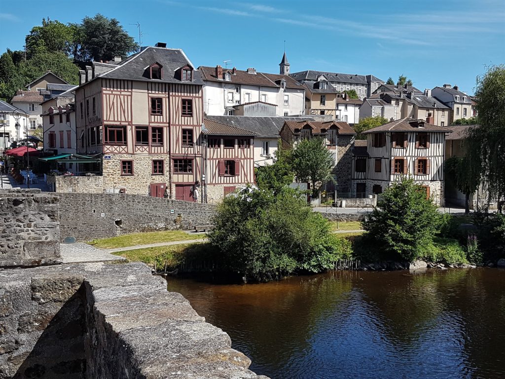 A Feytiat, arrivée à Limoges (ancienne cité des Lémovices) par le quartier des ponts et traversée de la Vienne par le pont St Etienne.