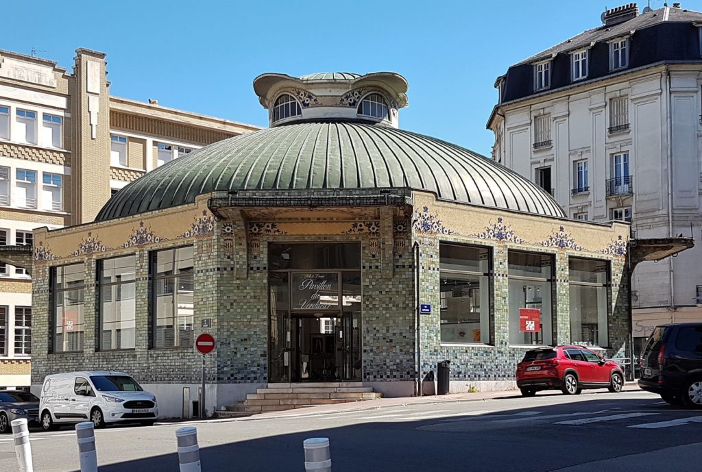 Dans le quartier du château à Limoges, la place circulaire Denis Dussoubs (immeubles en brique rouge), la place du temple bordée d’hôtels particuliers aux façades à colombages et escaliers renaissance, les halles centrales dessinées dans les ateliers Gustave Eiffel et le pavillon du Verdurier