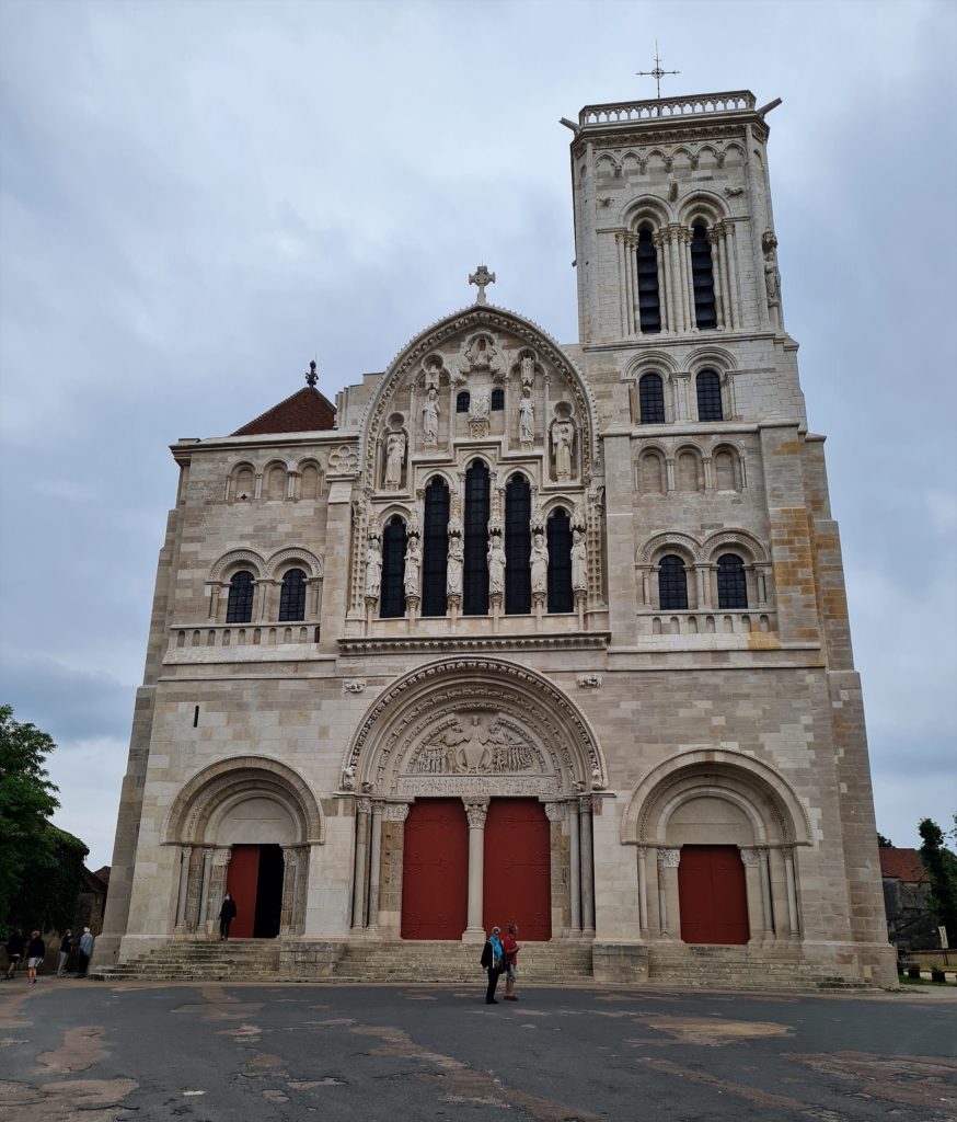 A Vézelay, la basilique de la Madeleine a été construite sur une colline à la place d’un monastère bénédictin du IXème. D’une longueur de 120 m, elle est célèbre pour ses nombreux chapiteaux et le Christ en majesté du portail principal.