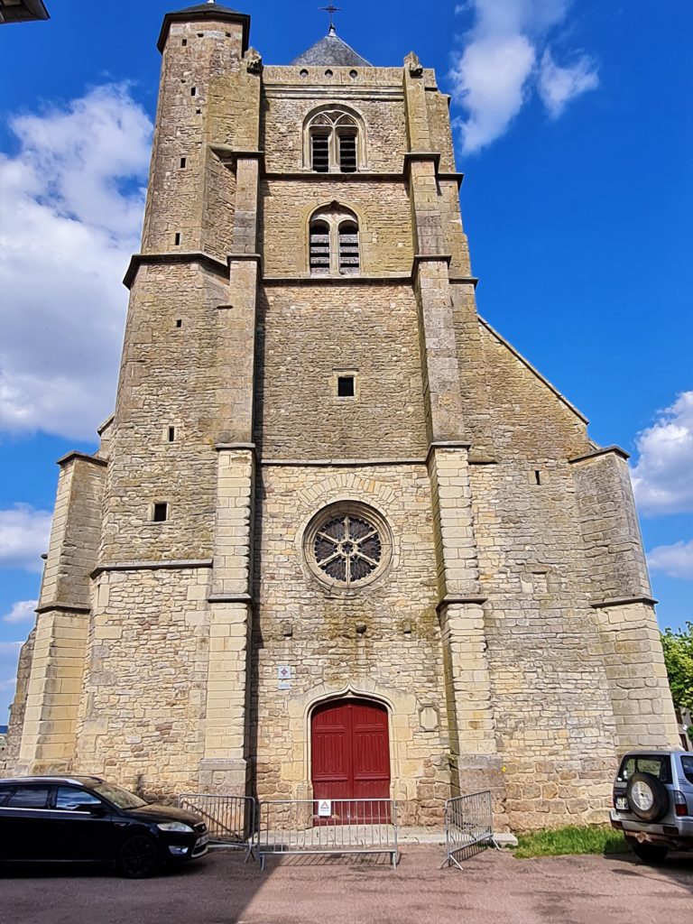 A Tannay, la collégiale Saint Léger (XIIIème) et ses nombreuses tours, seuls restes des remparts. Le vin de Tannay est produit à partir du cépage « Melon »