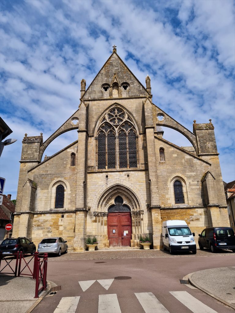 A Varzy, la très belle et imposante église Saint Pierre du XIIIème, un édifice de l’art gothique rayonnant présentant deux clochers. Le très grand lavoir à deux pans joue également le rôle d’abreuvoir et de pédiluve.