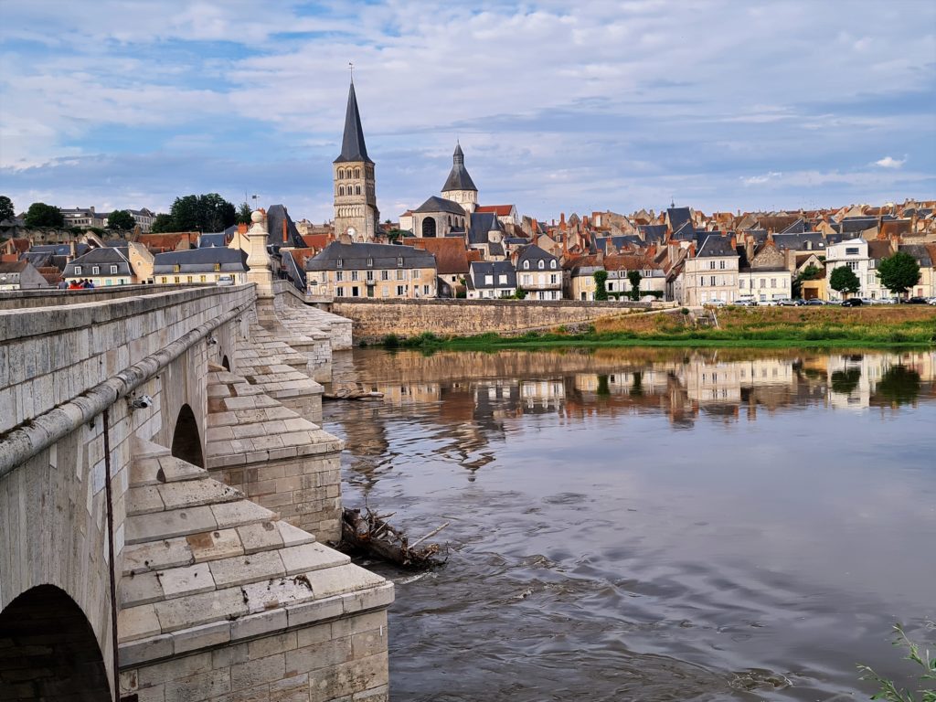 A la Charité sur Loire, la vielle ville, des ruelles pittoresques, de belles maisons anciennes, les remparts, le pont de pierre de 1520 comprenant 10 arches, les ruines de l’église St Laurent, le prieuré et l’église Notre Dame au patrimoine mondial.