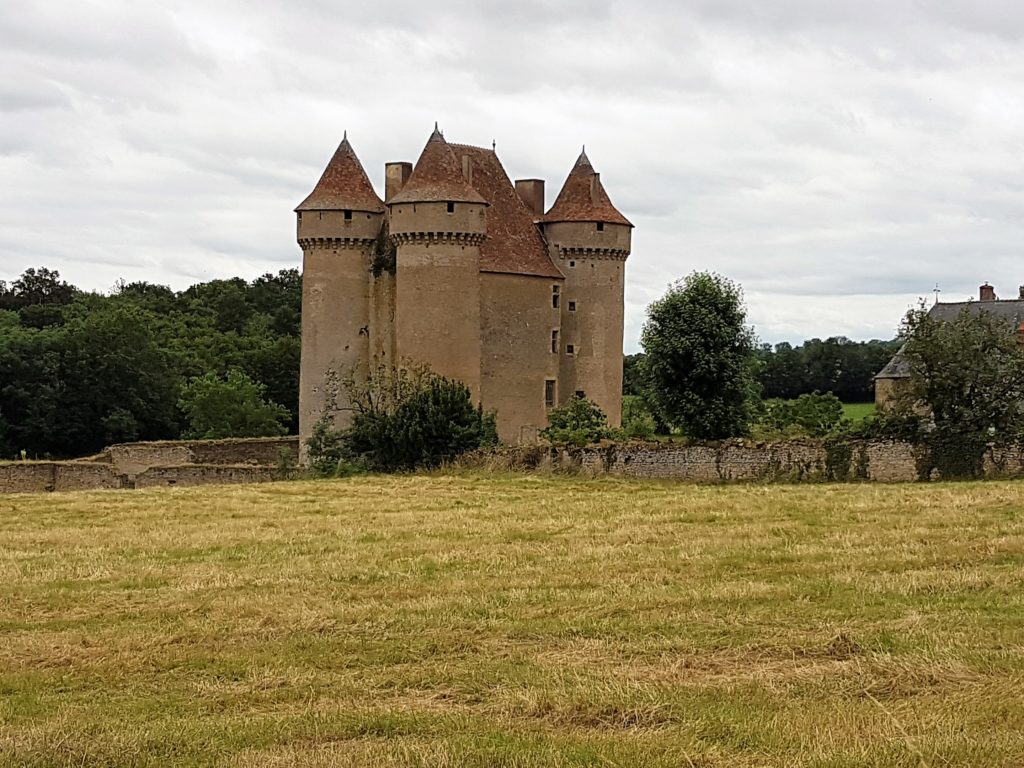 Château de Sarzay. En face du château, l'"auberge du château" ou l'hôtel du « Cheval Noir » (très bon accueil – logement pèlerins). Par la suite, Neuvy St Sépulcre, église St Etienne, rotonde du XIIème. 