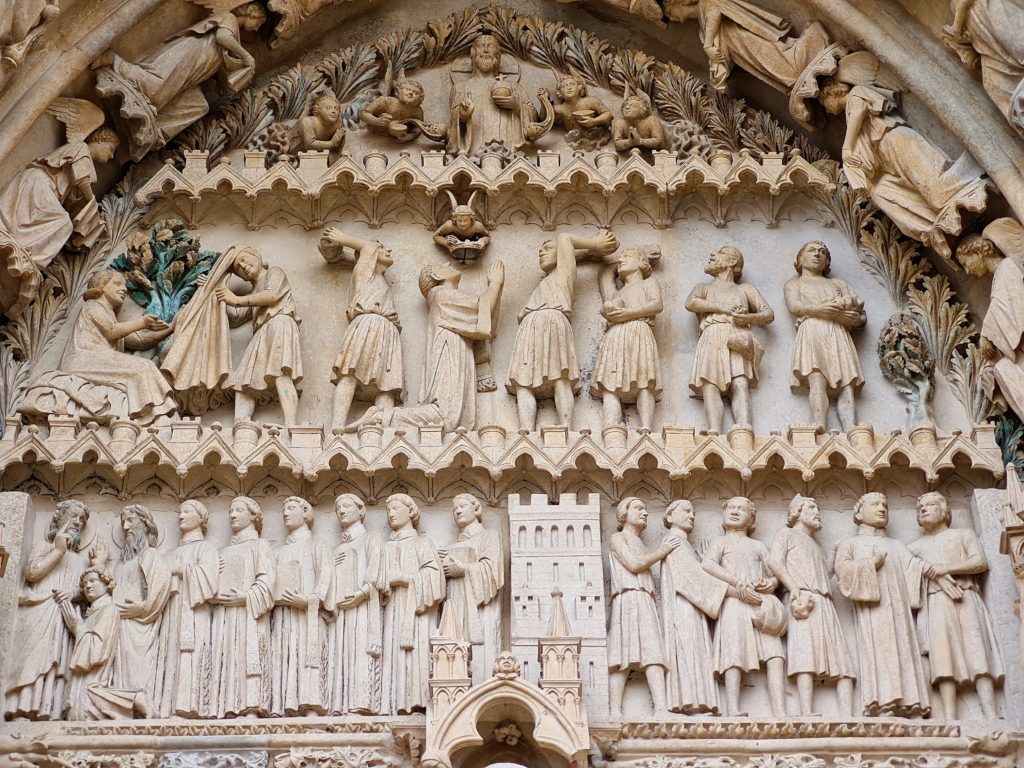 La cathédrale Saint Etienne : la façade occidentale (large de 41m) se compose de deux tours de taille inégale et comporte cinq portails dont, au centre, un tympan gothique du jugement dernier et deux portails latéraux romans. Les vitraux sont du XIII et du XVème.