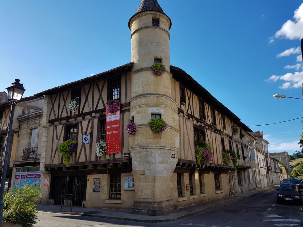A Ste Foy la Grande, vues sur la Dordogne, l’église, les maisons à pans de bois, les halles, d'anciens hôtels avec échauguette, la place principale avec arcades et la mairie.