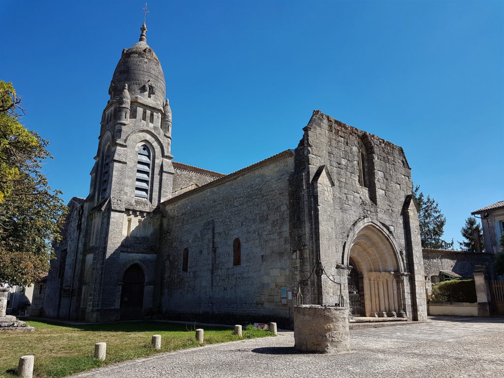 L’abbaye bénédictine de Ste Ferme a été construite aux XI et XIIème et fortifiée pendant la guerre de cent ans. Chapiteaux décorés de scènes du testament avec tout le bestiaire symbolique. Une partie des anciens bâtiments conventuels abritent la mairie.