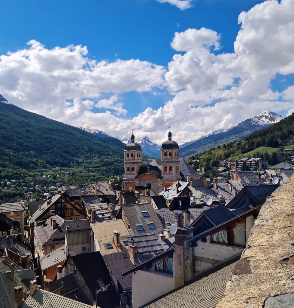 Biançon est découpée en deux parties : la ville basse située à 1 250 m d’altitude et la ville haute construite à l’intérieur de la forteresse Vauban située à 1 326 m d’altitude.