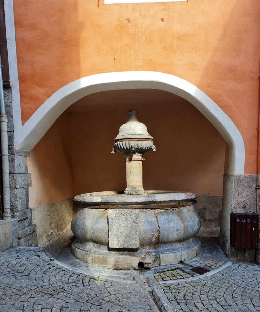 Fontaine des Soupirs dans la Grande Gargouille : rue principale comprenant une canalisation à ciel ouvert