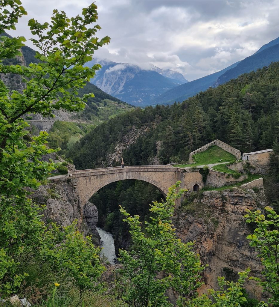 A la sortie de Briançon, franchissement du pont d’Asfeld, 65 m au-dessus de la Durance - Conception l’Ingénieur allemand Asfeld