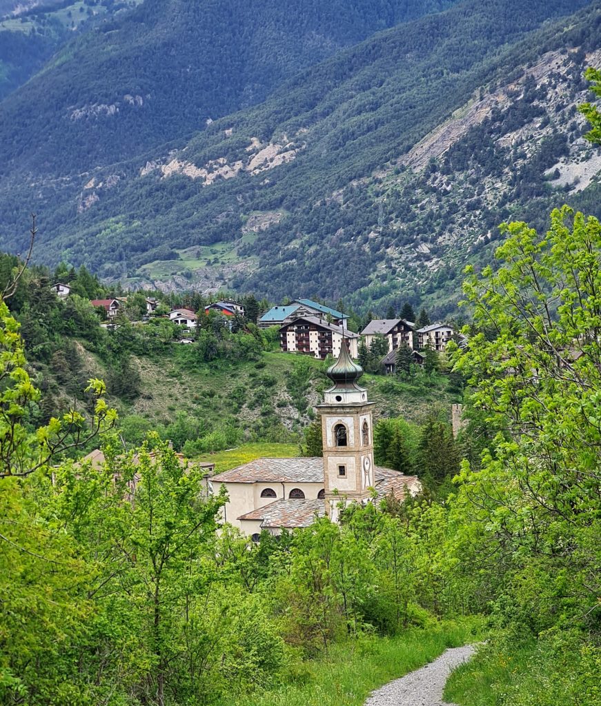 La cité d’Oulx attira l’attention des Romains par sa position stratégique pour en faire un camp militaire. Par la suite, les Goths, les Huns, les Lombards et les Francs s’emparèrent tour à tour de ce lieu. 