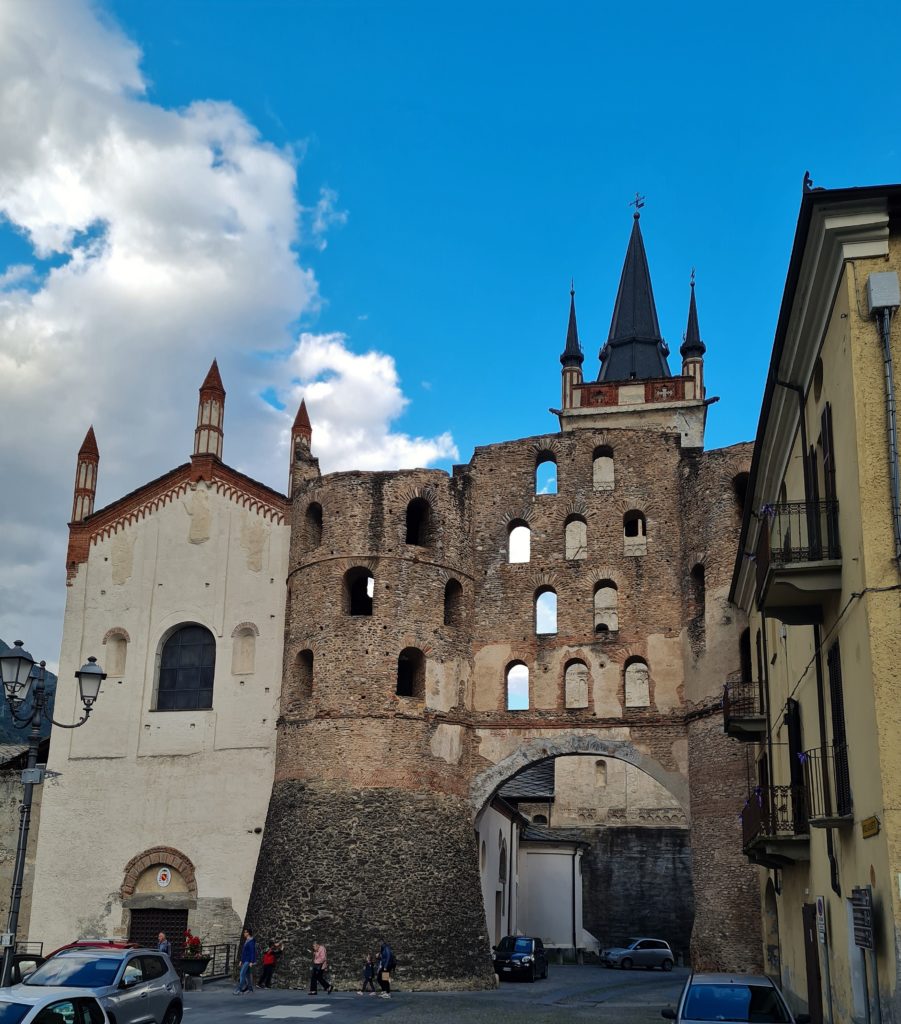 L’histoire millénaire de Susa se lit dans l’arc d’Auguste érigé en l’an 8 avant J.C., l’arène romaine, les remparts, la Porta Savoia, le château d’Adélaide de Savoie et la cathédrale Saint Giusto 