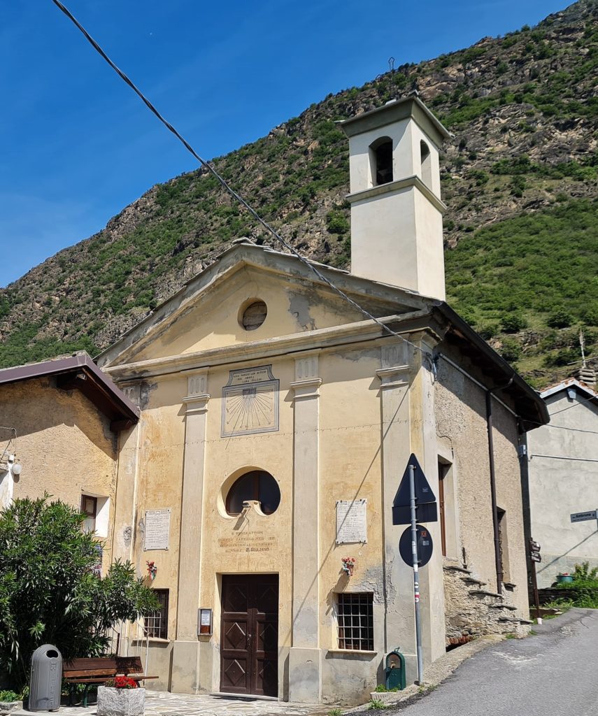 De Susa à San Michele, le chemin (Via Antica di Francia), est jalonné de jolies chapelles rustiques ou d’églises romanes aux façades peintes de couleurs chaudes décorées souvent de cadrans solaires. 