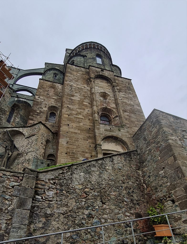 L’abbaye Sacra de San Michele est une destination séculaire de pèlerinage international : la Loggia des Viretti, l’Escalier des Morts, le Portail du Zodiaque, la fresque de l’Assomption de la vierge, les panneaux du triptyque du 16ème et les retables d’Antonio Maria Viani sont parmi les éléments qui le distinguent.