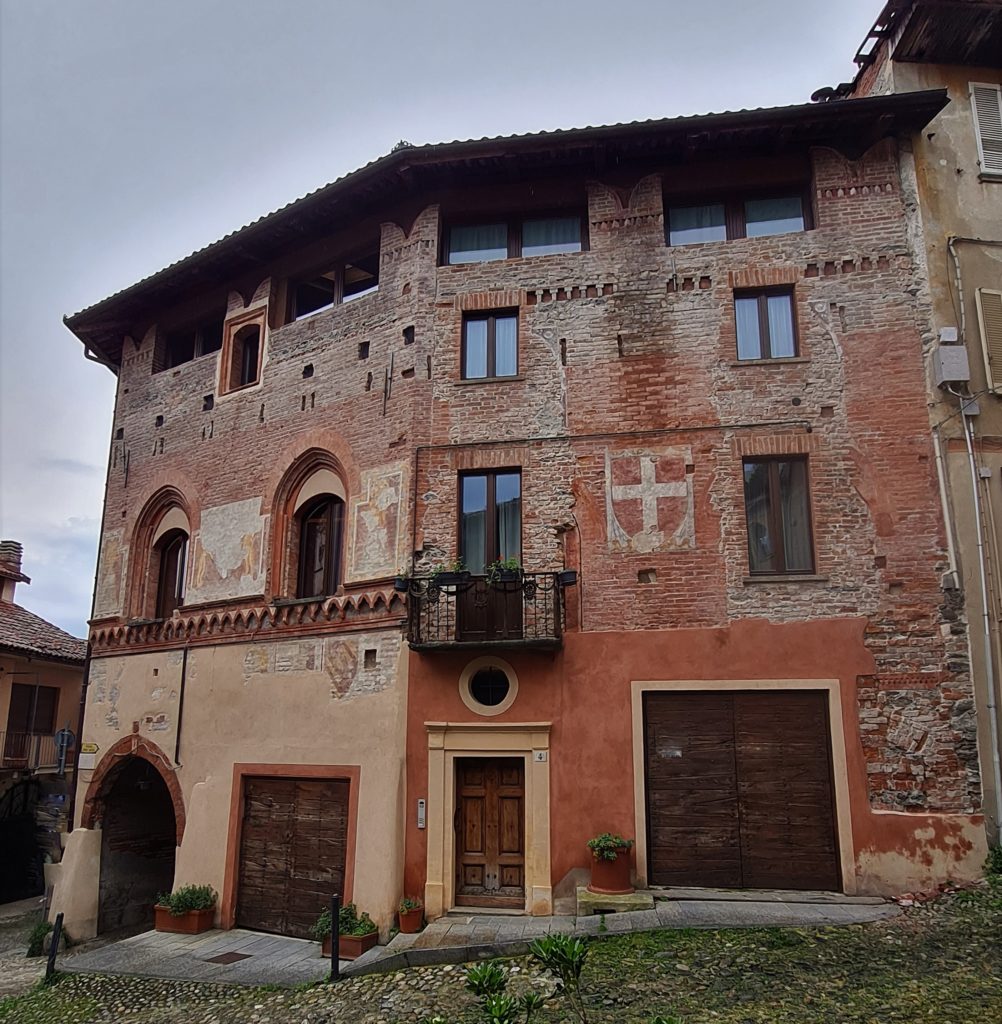 A Avigliana, une longue montée mène au centre historique où l’on peut découvrir la Porta Ferrata, la Maison du Bienheureux Umberto (ancien hôpital), les maisons médiévales de la Piazetta Santa Marta. Au loin, le château Arduinic du 10ème. A noter encore l’église Saint Giovanni du 12ème (chaire en bois du 16ème) et la Tour de l’Horloge 