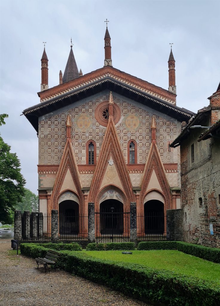 L’abbaye San Antonio du Ranverso a été fondée à la fin du 12ème par Umberto III de Savoie qui confia la construction à des moines antonins français. Elle présente une belle architecture gothique faite de briques et de terre cuite.