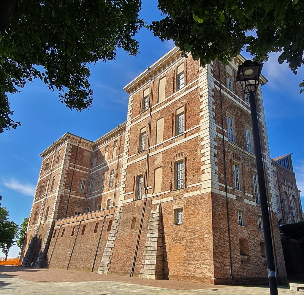 Rivoli est connue, en particulier, pour son château qui était la résidence de la maison de Savoie. Aujourd’hui, le château héberge le musée d’Art contemporain.