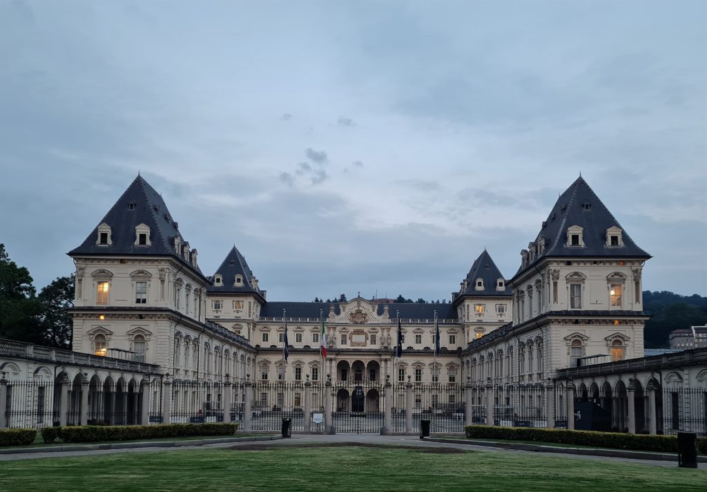 En bordure du Pô, le Parco Valentino sur lequel a été construit le château de Valentino, un château combinant le baroque et l’architecture des châteaux français.