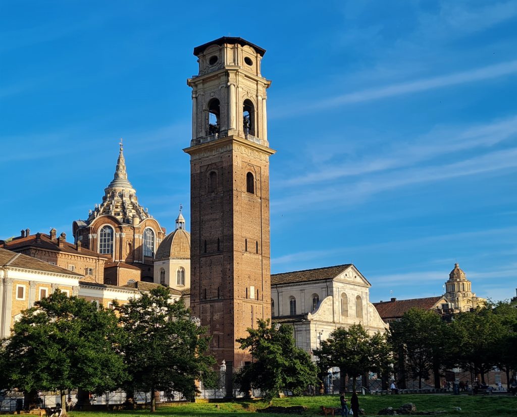 La cathédrale San Giovanni est une construction Renaissance de la fin du 15ème. Le sanctuaire doit principalement sa célébrité à la Cappella della Santa Sidone, la chapelle du Saint Suaire 