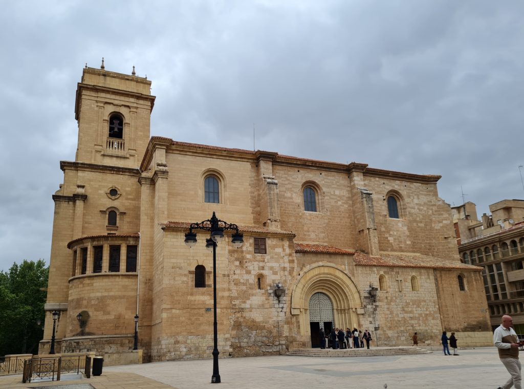 La construction de la cathédrale San Juan commença en 1 515. Il faut remarquer à l’intérieur la toile la plus grande du monde, œuvre d’un seul artiste, ainsi que la chapelle de Los Llanos.