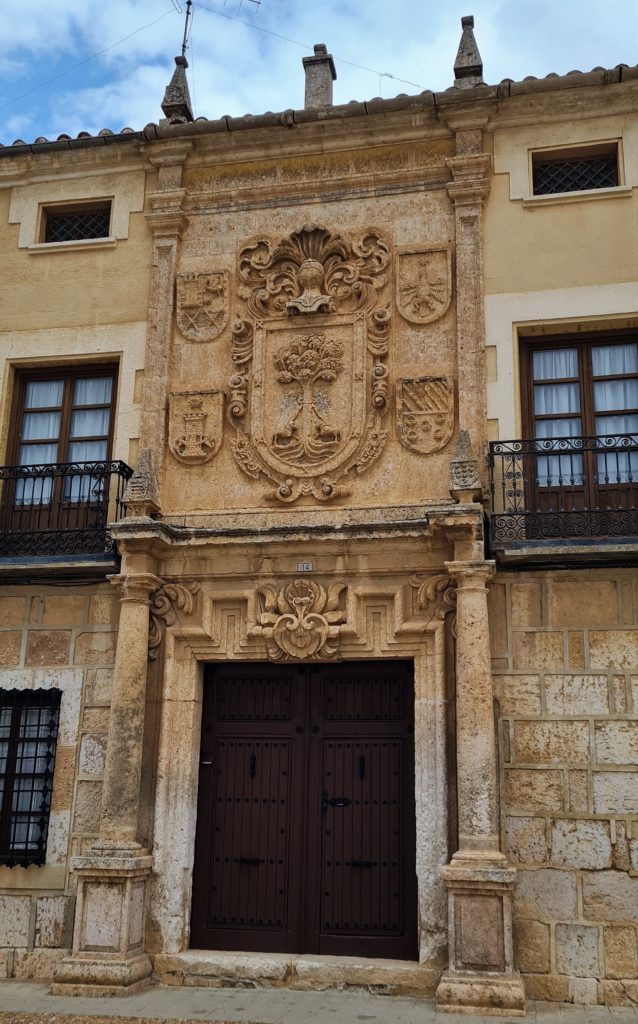 La vieille ville de la Roda a été déclarée complexe historico artistique en 1973. On peut y voir l’église San Salvador de style Renaissance du 15ème (construite sur des vestiges de style gothique), la Casa del Inquisator, la Casa de Los Atienza, le Palacio de los Condes de Villaleal de style Rococo du 17ème (balustrades et balcons), le palais du Dr La Encina (Belle façade et beaux blasons) ainsi que la Casa de los Alcañabate du 17ème