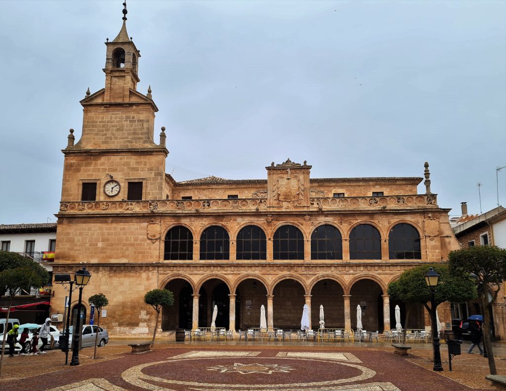 A San Clemente (7 000 hab), on découvre de nombreux édifices moyenâgeux. Au centre, la magnifique Casa Consistorial, un bâtiment de style Renaissance du 16ème à deux étages, juxtaposé à une tour, décoré des armoiries royales d’Autriche (Habsbourg), comportant des galeries à portiques à deux étages, sept ouvertures et des colonnes doriques. Près de cette place, un arc romain, la Torre Vieja et l’église Santiago.