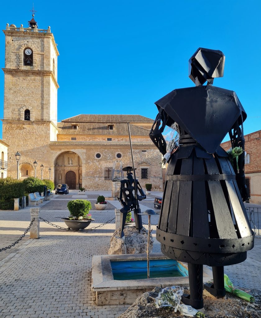 El Toboso regroupe de très nombreuses richesses historiques et architecturales : plusieurs églises dont celle de San Antonio Abad (Orden de Caballeria de Santiago du 15ème). On y trouve également deux musées, un dédié à Dulcinea, la fiancée imaginaire de Don Quijote ainsi que le Cervantino comprenant des éditions de Don Quijote dans de nombreuses langues.