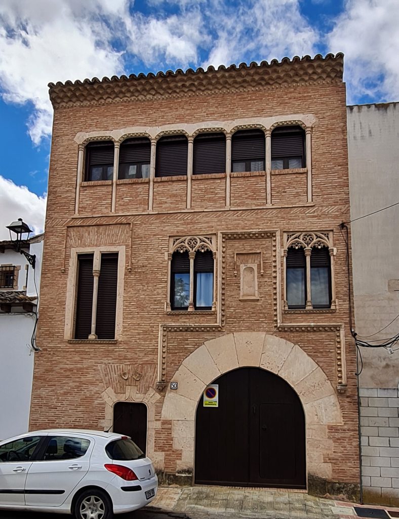 Entre El Toboso et Villa Don Fadrique, on passe par Quintanar de la Orden de Santiago. On pourra visiter l’église de Santiago de la Espada, voir un Rollo (Pilori près duquel se rendait la justice) et éventuellement les ermitages de la Piedad, de SanAnton, de San Sebastian, le palais de Rada et la maison du Vice-roi. 