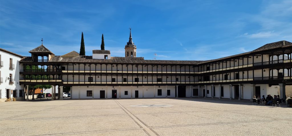 Tembleque (2 000 hab) présente une magnifique plazza mayor de type manchèque constituée de galeries en bois sur deux étages et sur toute la périphérie de la place. 