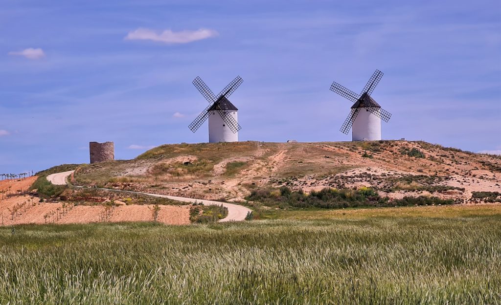 Le Camino de Lavante est marqué par des graphismes, des sculptures ou des moulins à la gloire de Don Quijote, en particulier, deux magnifiques moulins à l’entrée de Tembleque. 