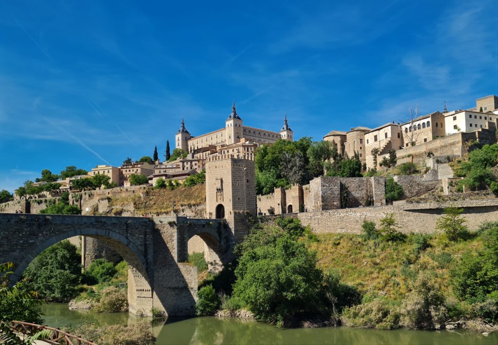 Après Burguillos de Toledo on traverse Cobisa. Puis on atteint le Puente de Alcantara donnant accès à Tolède que l’on reconnaît grâce à son Alcazar dominant le Tage.