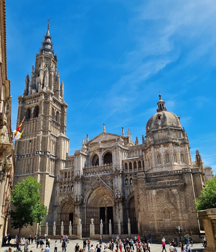 La Cathédrale Santa Maria de Tolède, commencée en 1227 sous le règne de Fernando III, a été construite dans le style du gothique français. Elle ne sera achevée qu’à la fin du 16ème siècle avec des ajouts de style espagnol