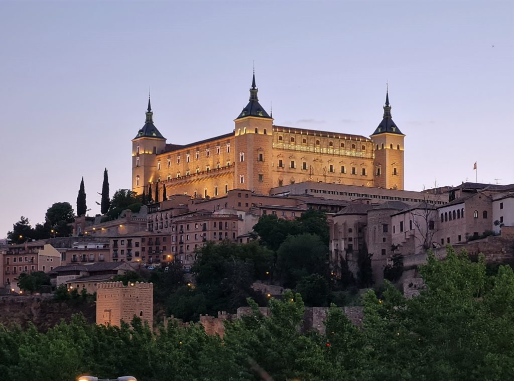 L’Alcazar de Tolède est un édifice du 16ème siècle de forme rectangulaire situé dans la partie la plus haute de la ville avec une grande esplanade centrale, des tours aux quatre angles et des murs en granit.  De nos jours, l'édifice accueille la bibliothèque de Castille-La Manche et le musée de l'Armée.