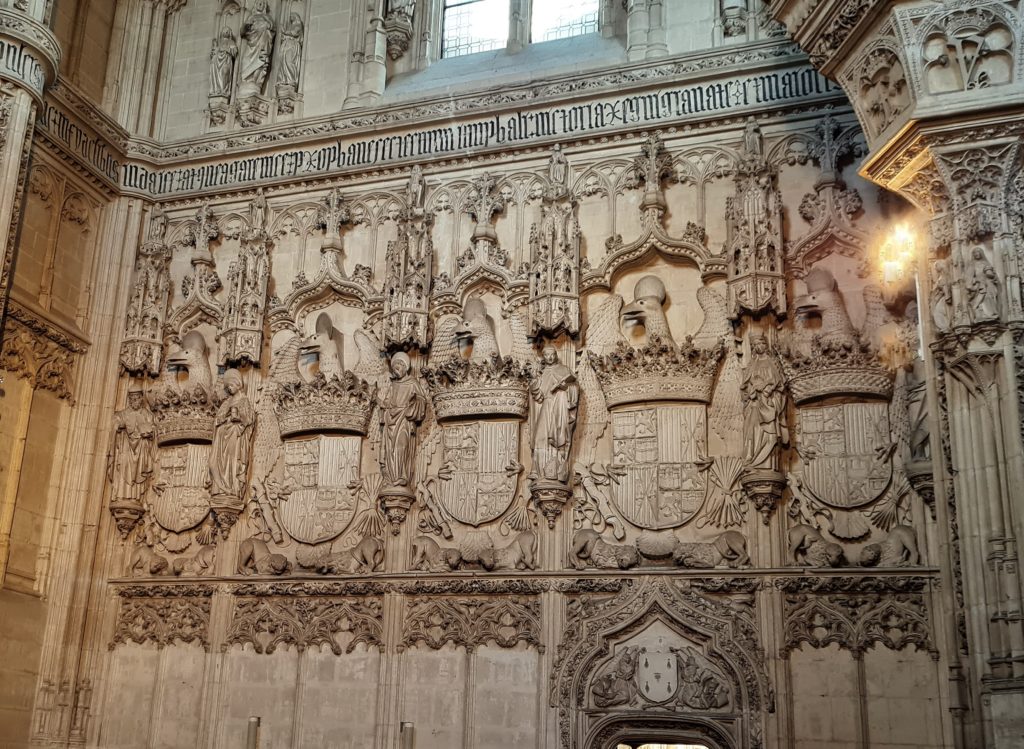 El Monasterio de San Juan de los Reyes est un monastère de l'ordre franciscain construit sous le patronage de la reine Isabelle Ire de Castille afin d’en faire un mausolée royal en commémoration de la bataille de Toro (1476).