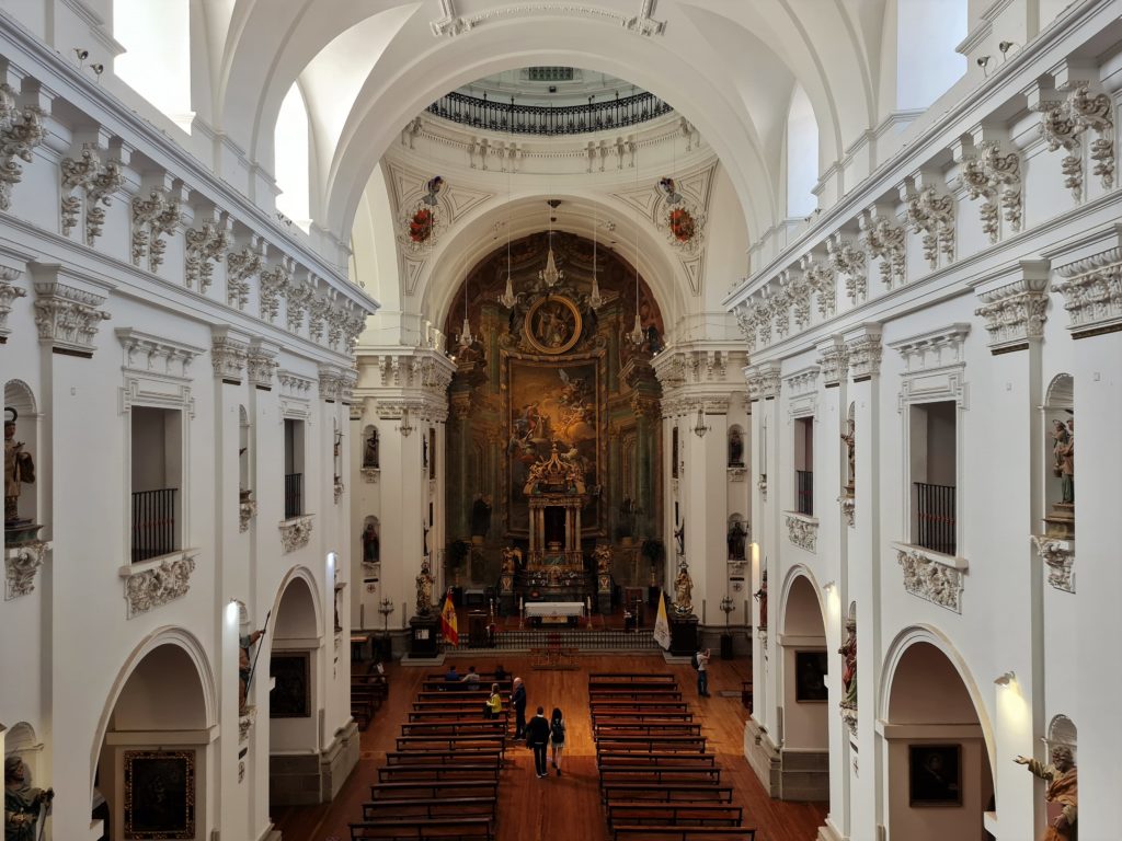 La Iglesia Del Salvador était, à l'époque de la présence musulmane, une mosquée dont la construction remonte à environ 1040. Des vestiges antérieurs d'une occupation ecclésiale wisigothique (pilastres) et même du 2ème siècle ont été découverts.